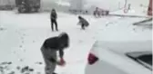 Bayramın tadını lapa lapa yağan kar altında kar topu oynayarak çıkarttılar