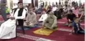 Gazzeliler Kovid-19 tedbirlerine uyarak bayram namazını kıldı