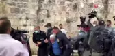 İsrail polisi, Filistinli yaşlı adamı yerlerde sürükledi
