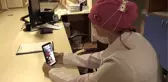 Sağlık çalışanları aileleriyle görüntülü görüşerek bayramlaştı