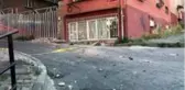Şişli'de kopan beton parçalar aracı pert etti