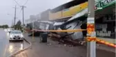 Avustralya'da fırtına 60 bin evi elektriksiz bıraktı
