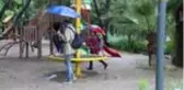 Çocuklar yağışa rağmen parklara koştu