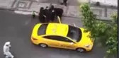 Doğum yapmak üzere olan kadını aracından attı