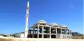Ekmeğini, üst üste dizip minareler yaptığı taştan çıkarıyor