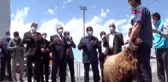 Ardahan ve Muş'ta sosyal mesafeli cuma namazı