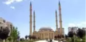 Vatandaşlar cami avluları, pazaryerleri ve statta cuma namazı kıldı