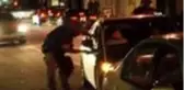 Amerikan polisinin şiddeti bitmiyorPolisler silahsız siyahi gençleri elektroşok tabancası ile...
