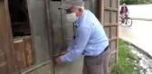 Yaşlı adam, aylar sonra dükkanını açtı