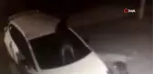 Kedinin saklandığı otomobil köpeklerin hedefi oldu