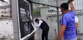 Duraktaki reklam panosuna sıkışan kediyi belediye ekipleri kurtardı