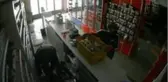Gaziosmanpaşa'da maskeli hırsızların büfe soygunu kamerada