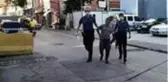 Tramvaya maskesiz binen yolcu, kendisini uyaran güvenlik görevlisini darp etti! Saçını tutup boğazına sarıldı