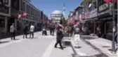 Kovid-19'a karşı vatandaşı bilgilendiren gönüllüler maske dağıtıyor