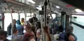 METROBÜSTE İÇİNDEKİ YOLCU KALABALIĞI GÖRÜNTÜLENDİ