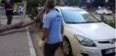 Park halindeki otomobilin üzerine ağaç devrildi