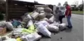 Şaftı kırılan kamyon yoldan çıktı: 2 yaralı