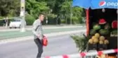 Satış yapmasına izin verilmeyen seyyar satıcı, bu kez de kendini yakmak istedi