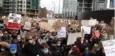 Londra'da binlerce kişi, George Floyd'un ölümünü protesto etmek için ABD Büyükelçiliği'ne yürüdü