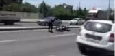 Kırmızı ışığın yandığını fark etmeyen otomobil motosiklete çarptı