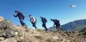 Doğaseverler Nemrut Gölü'nün çevresini 12 saatte turladı