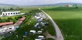Maskesiz, sosyal mesafesiz karantina... 200 kişilik çadır kentte yaşayanlar uyarılara pek de...