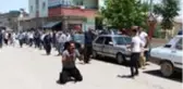 Boğularak ölen yeğenlerini taşıyan cenaze aracının önünde diz çöküp, feryat etti