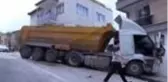 Hafriyat yüklü kamyon park halindeki otomobillere çarpıp garaja zarar verdi - ESKİŞEHİR