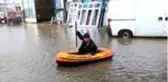 Sağanak yağmuru fırsat bilen baba, çocuğunu eğlendirdi