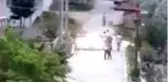 Son dakika haber! Kavga ettiği şahıslara aracı ile çarpıp kaçtı... O anlar kamerada