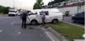KÜÇÜKÇEKMECE'DE HAFİF TİCARİ ARAÇ TAKLA ATTI, 1'İ AĞIR 2 YARALI