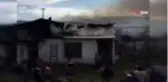 Refahiye'de yıldırım düşen 3 ev 1 ahır yandı