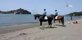 Dünyaca ünlü plajda atlı jandarmalar göreve başladı