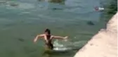 Menekşe Plajında denizin tadını çıkardılar