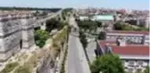 Surdan taşlar döküldü, yol trafiğe kapatıldı