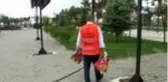 Çocuklar bu maskeleri takmak için sıraya giriyor