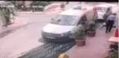 BEYOĞLU'NDA ŞÜPHELİ KOVALAYAN MOTOSİKLETLİ POLİSLER KAZA YAPTI O ANLAR KAMERADA