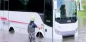 Göle dönen yolda mahsur kalan sürücüyü itfaiye kurtardı