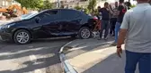 Hafif ticari araç ile otomobil çarpıştı, burunları bile kanamadan çıktılar