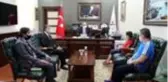 Bayrak hassasiyeti için küçük Ceren'e, Kaymakam Keleş'ten tebrik