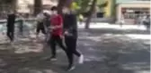 Ayağı kırık oğlunu okula kadar sırtında taşıdı