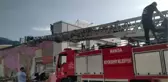 Duvarı yıkılan binanın çatısında mahsur kalan kişiyi itfaiye kurtardı