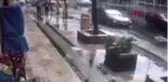 DÜZCE İtfaiye aracı kaldırımdaki ağaca çarptı, son anda canını kurtardı