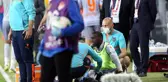Seyircisiz maçta Başakşehirli Demba Ba'nın kafasına tribünden su şişesi atıldı
