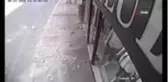 Beton parçalarının altında kalmaktan saniyelerle kurtuldu...O anlar kamerada