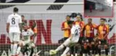 Galatasaraylı Okan Kocuk'un babası, hakem Alper Ulusoy'u lastik yakarak protesto etti