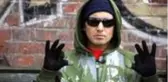 Yıllardır kullandığı bandana ve gözlüğünü çıkarıp poz veren Killa Hakan'ı görenler tanıyamadı