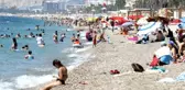 Antalya'da sıcak havadan bunalanlar denize koştu, mesafe kuralı unutuldu
