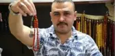 Sivaslı usta, artık üretimi yapılmayan Osmanlı kehribar tespihini 5 bin liraya satıyor