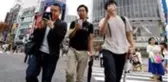 Japonya'da bir şehirde yürürken telefon kullanmak yasaklandı